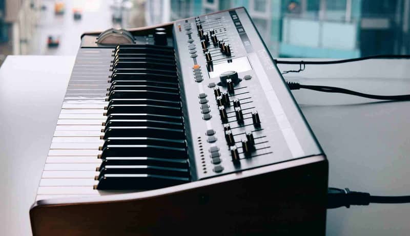 sintetizadores y piano digital